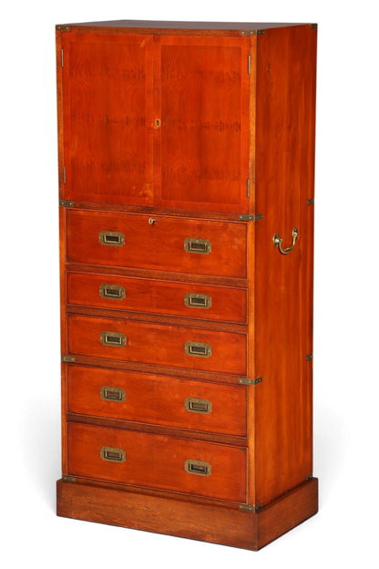 Hauptstadt Möblerei Vertiko Schrank im Military-Chest-Stil aus Echtholz mit Messingbeschlägen und Schubladen