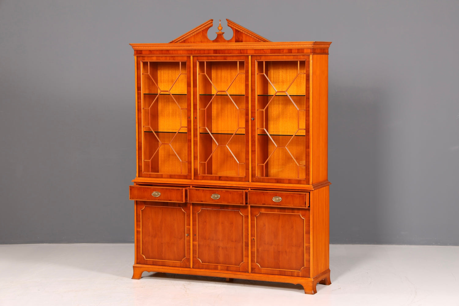 Wunderschöne Original Heldense Vitrine Englische Eibe Bücherschrank Buffet Antik Glasvitrine Vintage