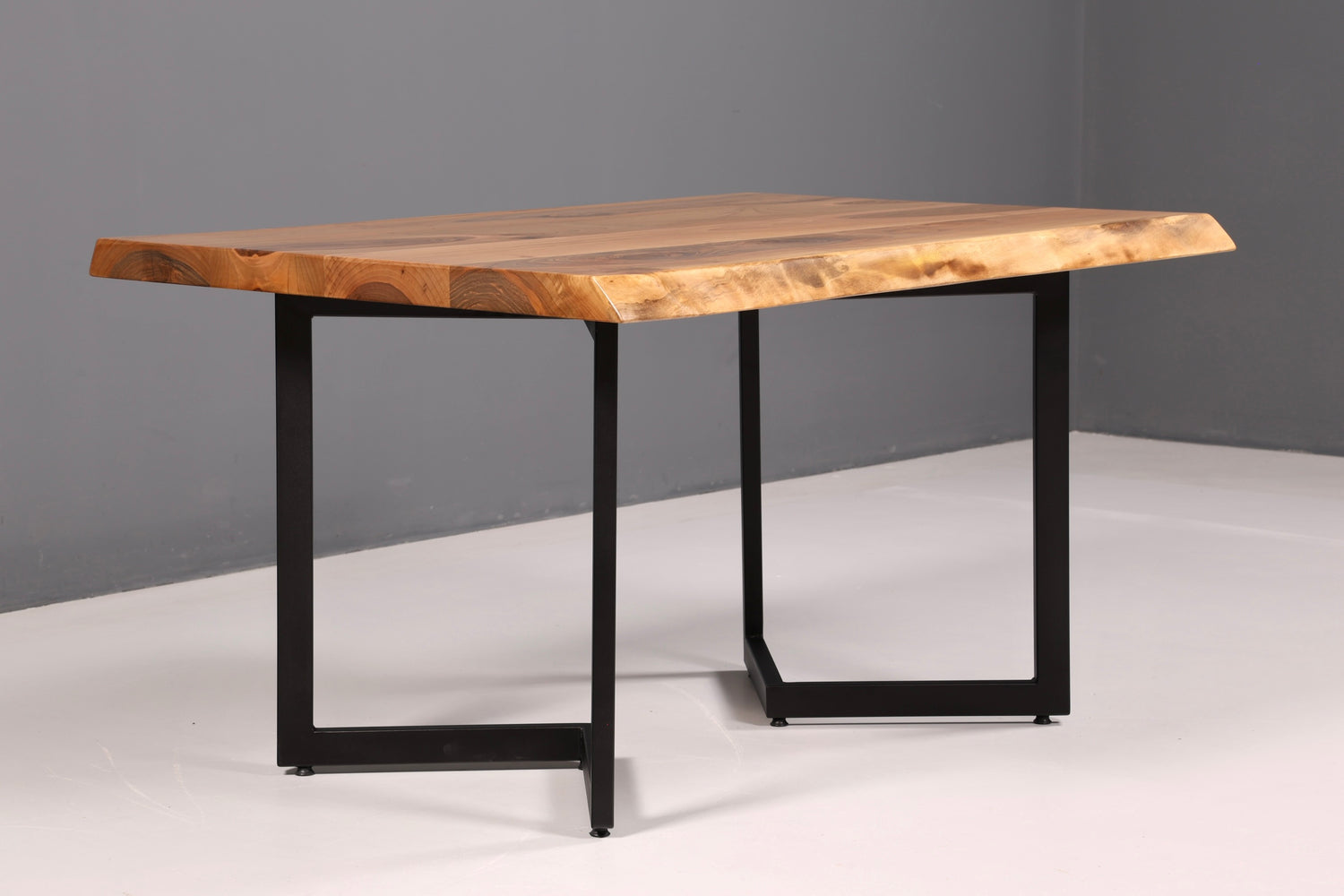 Traumhafter Nussbaum Tisch 140cm-100cm Esszimmer Tisch Baumkanten Platte Massiv Holz Küchentisch