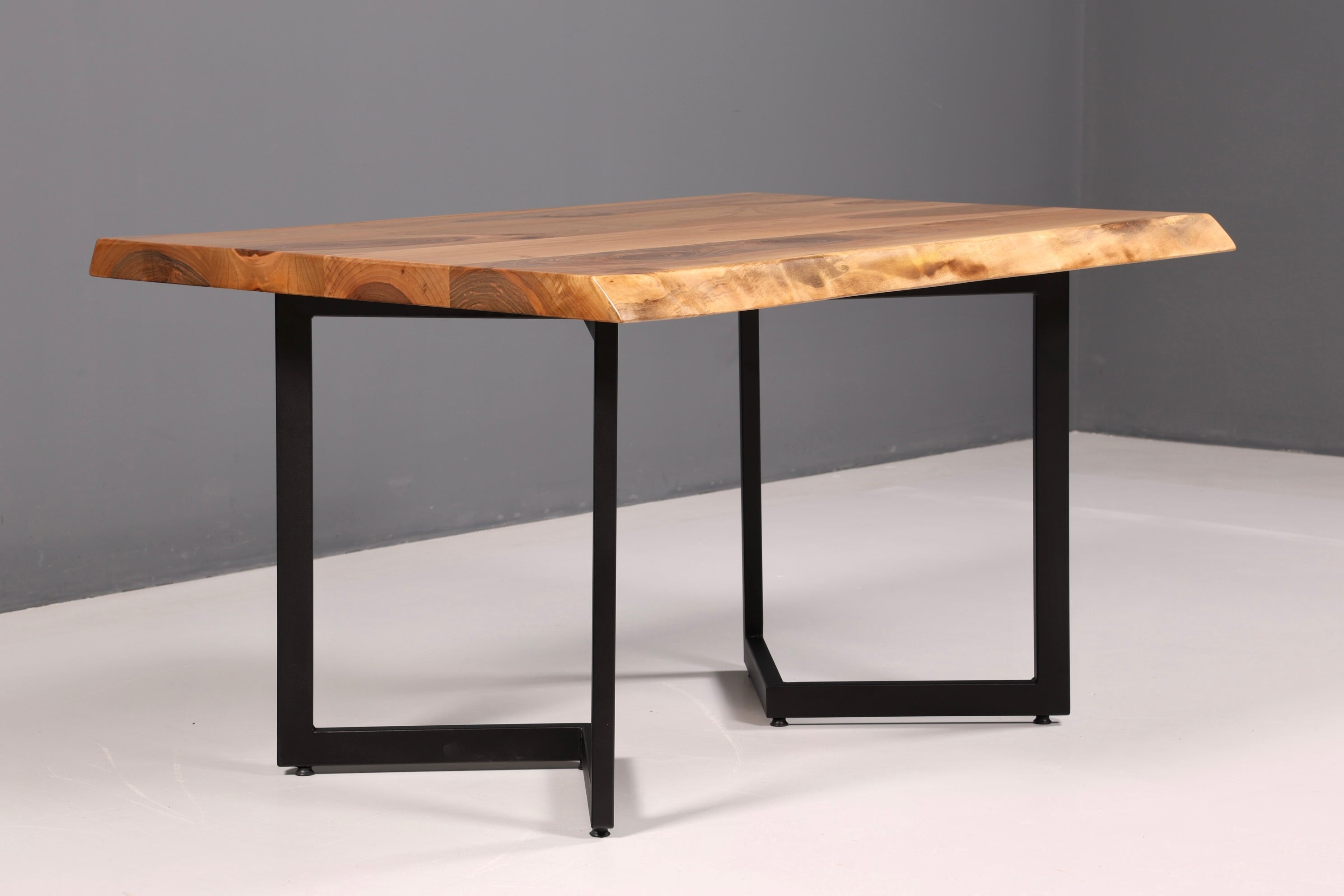 Traumhafter Nussbaum Tisch 140cm-100cm Esszimmer Tisch Baumkanten Platte Massiv Holz Küchentisch