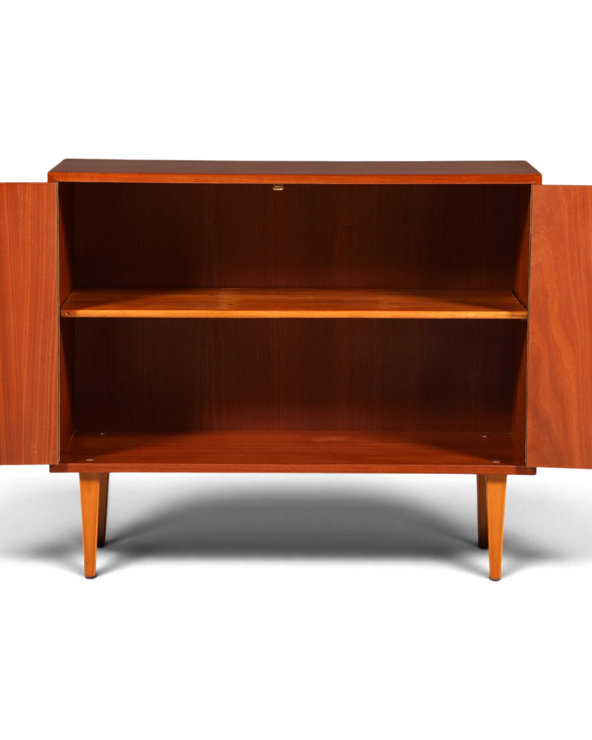 Hauptstadt Möblerei Mid Century Kommode aus Teakholz mit offenen Türen und verstellbarem Regalboden im 60er Jahre Stil