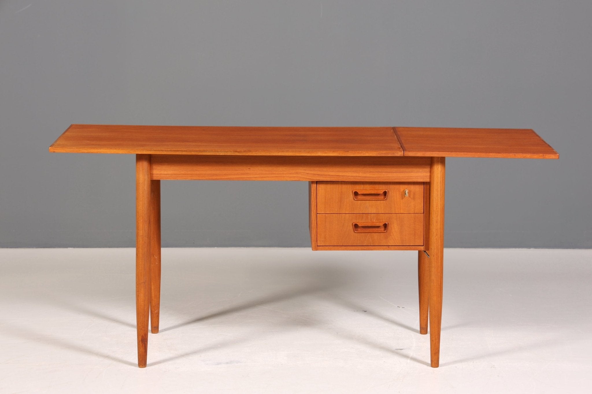 Wunderschöner Mid Century Schreibtisch Danish Design Teak Holz Bürotisch ausklappbarer Office Table Tisch
