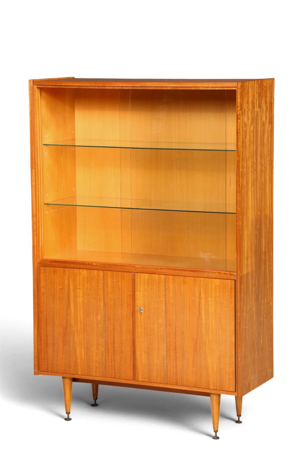 Hauptstadt Möblerei Mid Century Vitrine aus Holz mit Glasschiebetüren, Glasböden und konischen Beinen im 60er Stil