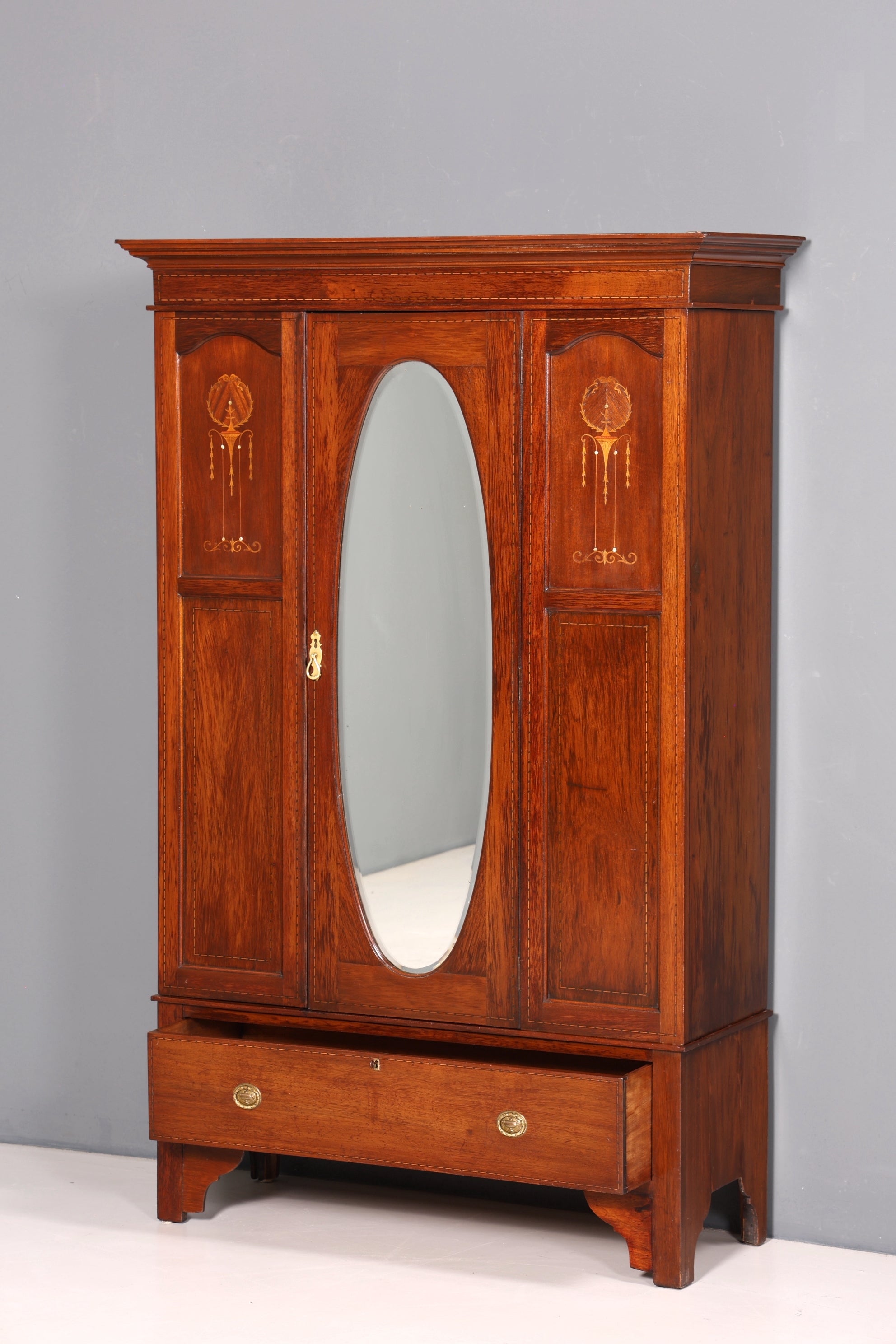 Traumhafter Englischer Jugendstil Schrank um 1910 massiv Holz Kleiderschrank