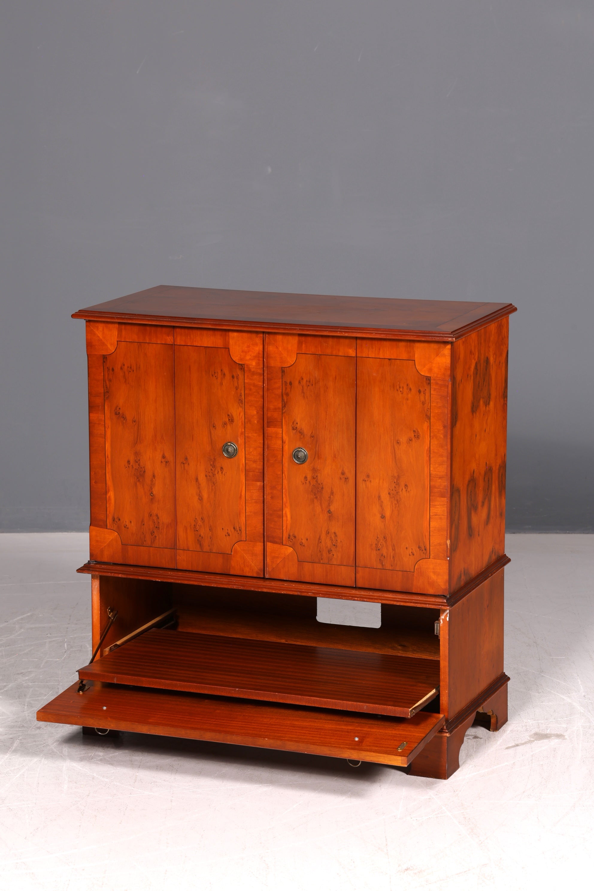 Edler Englischer TV-Schrank Eibe Vertiko Fernsehschrank 60s Schrank Kommode Vintage