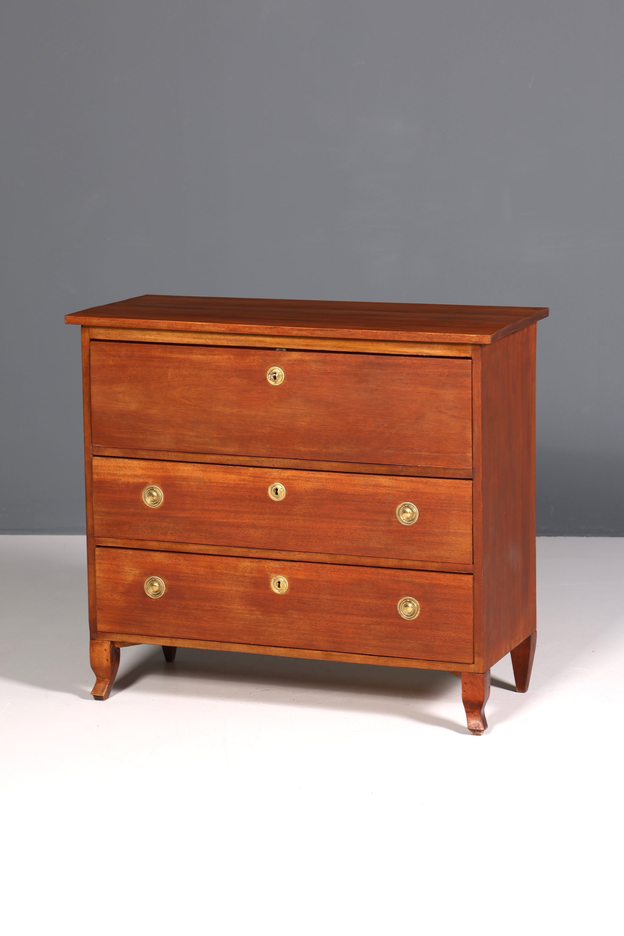 F826 Finish Antik Sekretär?