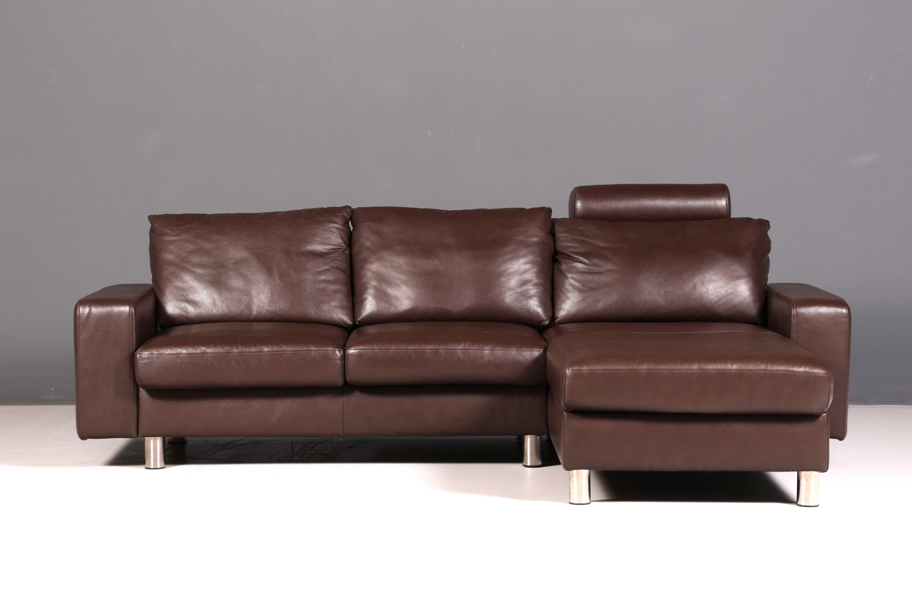 Beautiful Stressless E200 corner sofa in genuine brown leather with chaise longue, footstool, and vintage leather upholstery.