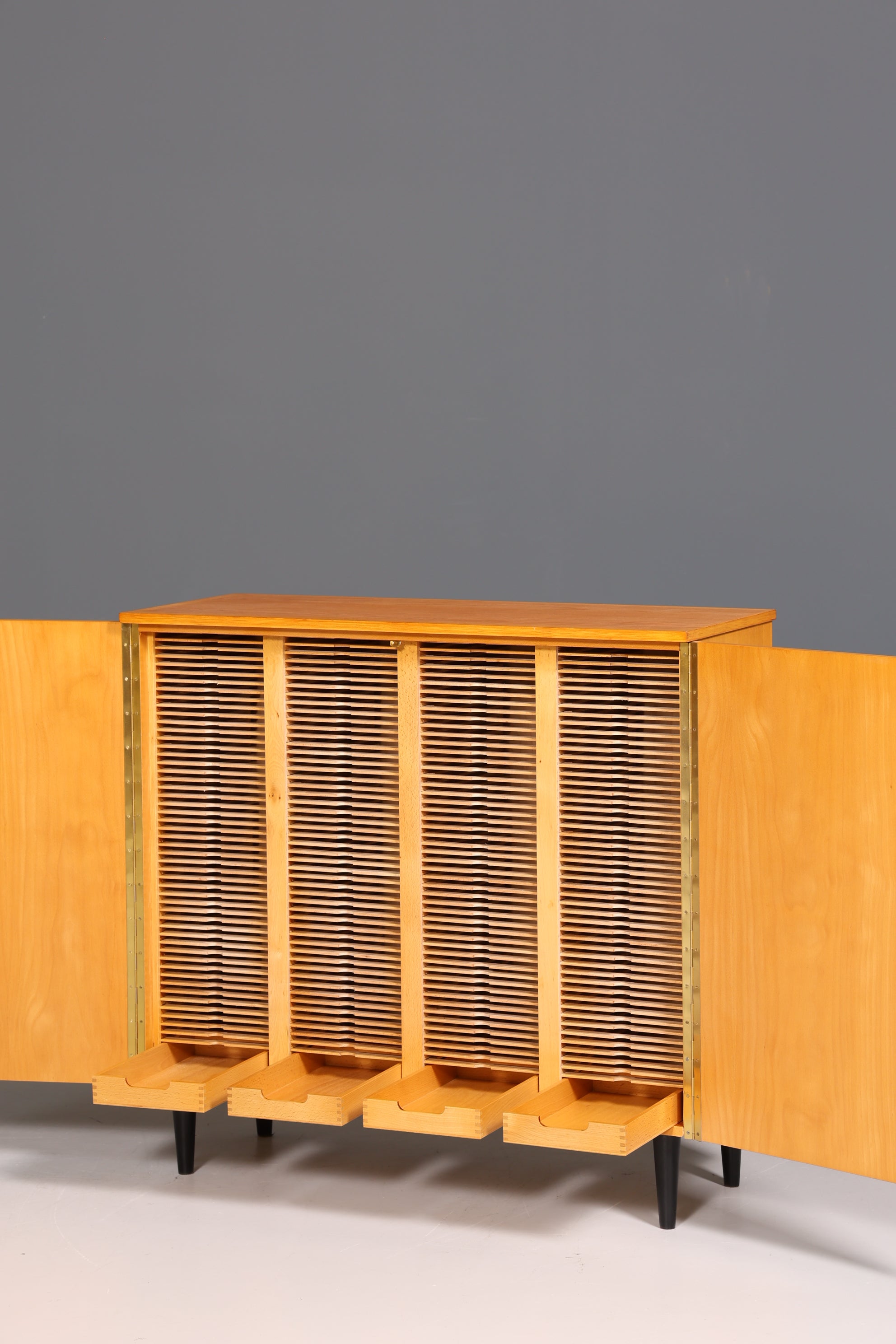 Wunderschöner Mid Century Schrank Vintage Schallplatten Schrank LP- Aufbewahrungsschrank
