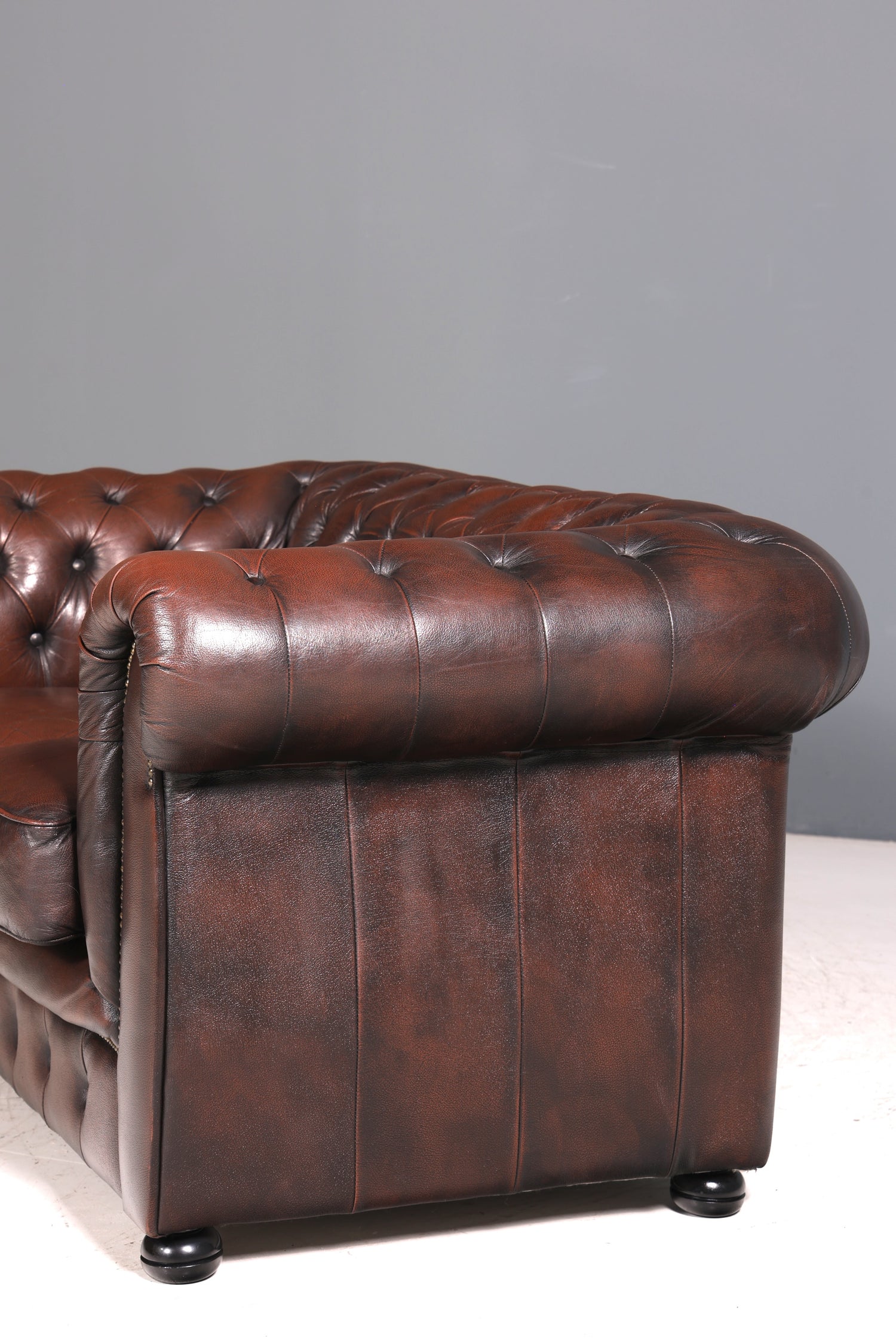 Wunderschönes Original Chesterfield 2er Sofa Englisch Leder 2- Sitzer Couch