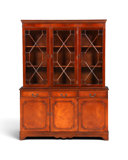 Hauptstadt Möblerei englische Vitrine aus massivem Holz mit Glasfront und Stauraum im klassischen 60er Jahre Stil