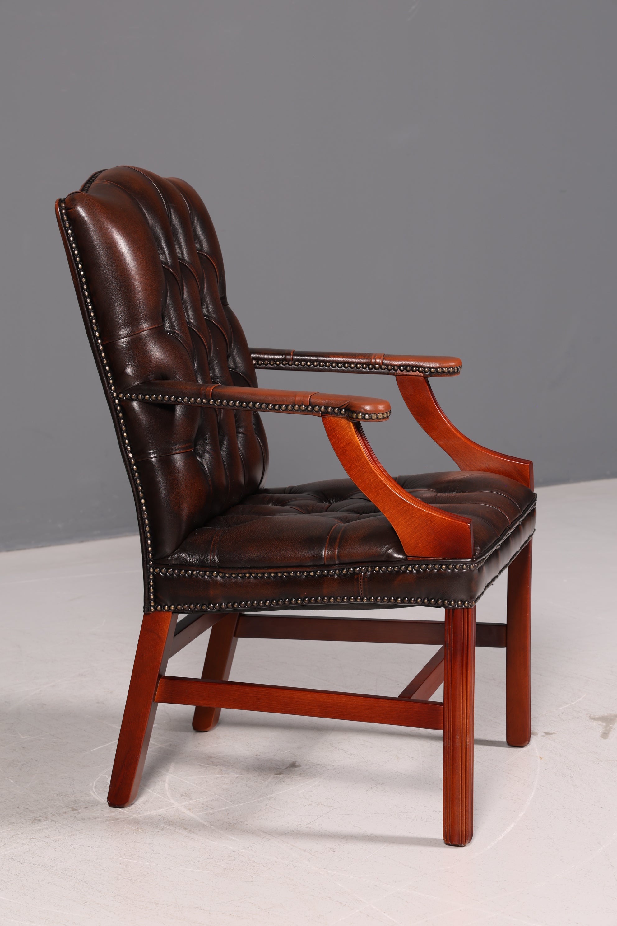 Wunderschöner Original Chesterfield Armlehnstuhl Braun Echt Leder Englisch Herrensessel Schreibtischstuhl Bürostuhl Antik