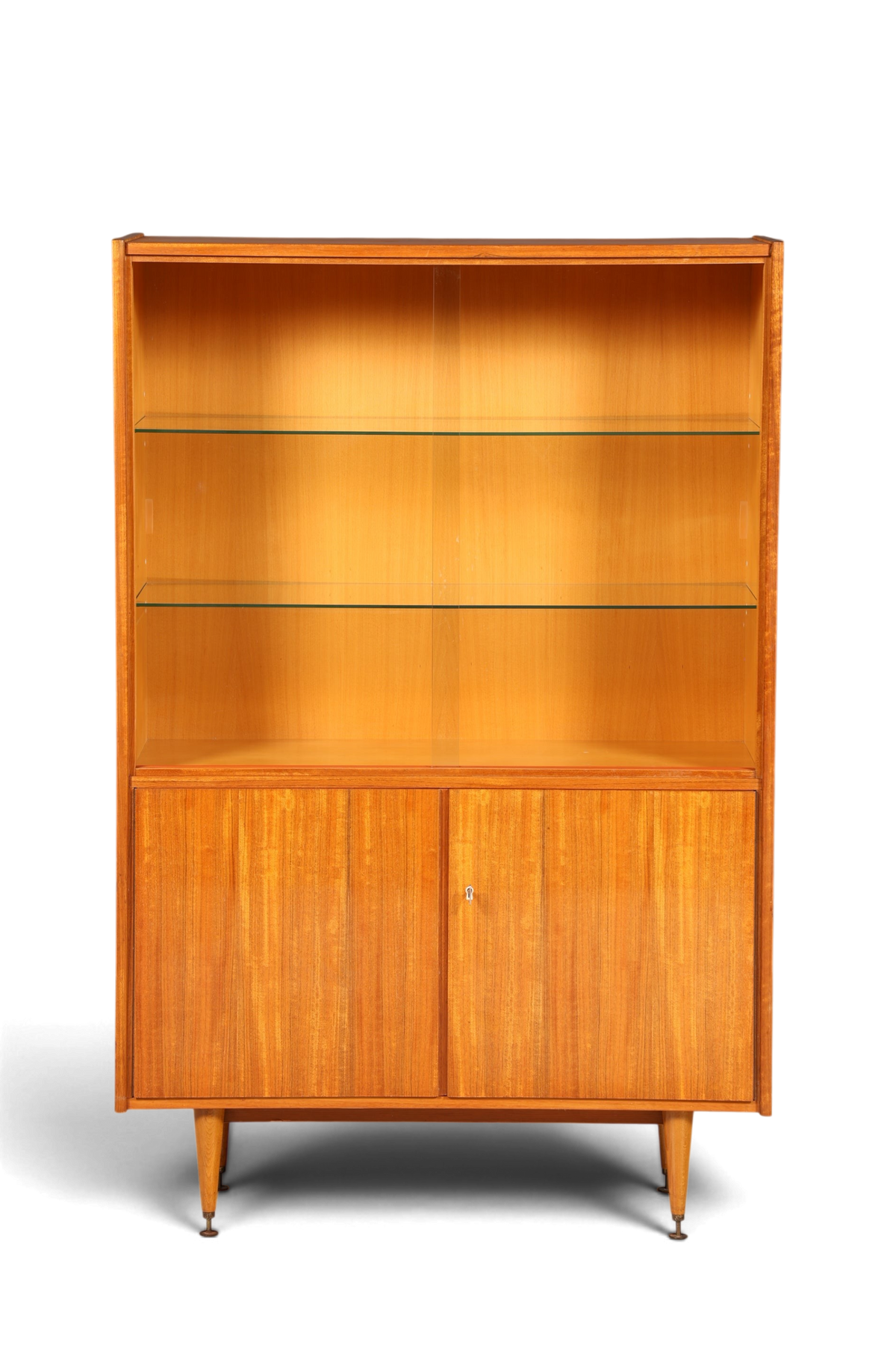 Hauptstadt Möblerei Mid Century Vitrine aus Holz mit Glasschiebetüren, Glasböden und konischen Beinen im 60er Stil