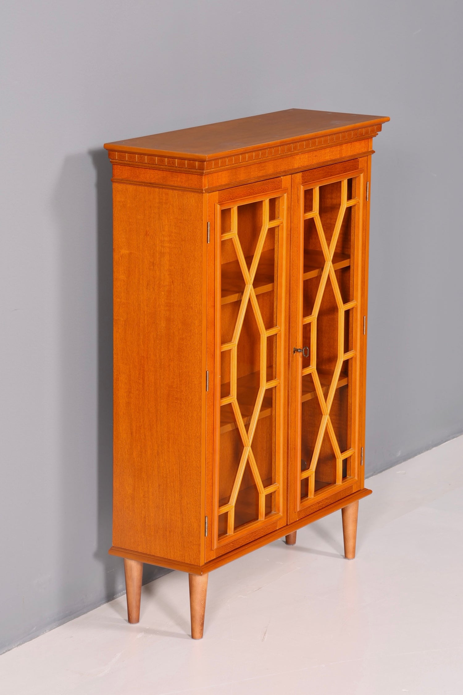 Wunderschöne Englische Vitrine Eibe Bücherschrank Glasvitrine 60s Vitrinenschrank Schrank Vintage