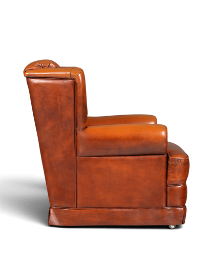 Hauptstadt Möblerei Chesterfield Sessel in cognacfarbenem Echtleder mit Rollen, Seitenansicht