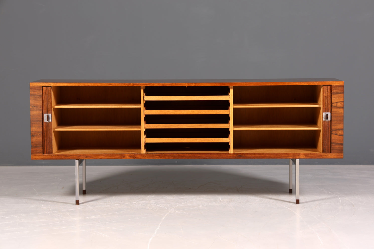 Beeindruckendes Original Hans J. Wegner für RY Møbler Modell RY 25 Sideboard Palisander Holz TV Kommode Vintage Schiebetür Schrank 1 von 2