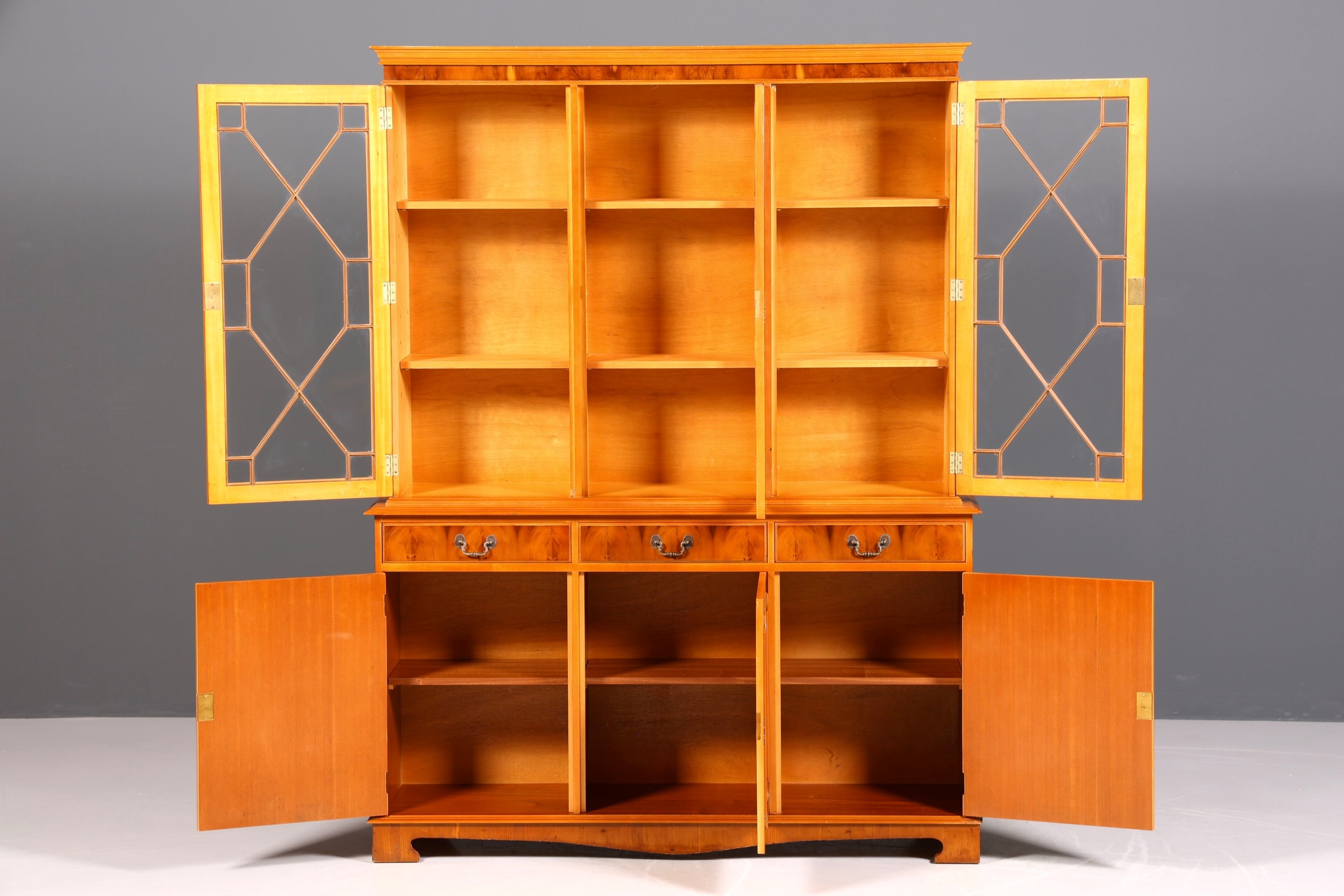 Wunderschöne Englische Vitrine Bücherschrank Buffet Englisch Antik Stil Eibe Glasvitrine Bibliothek