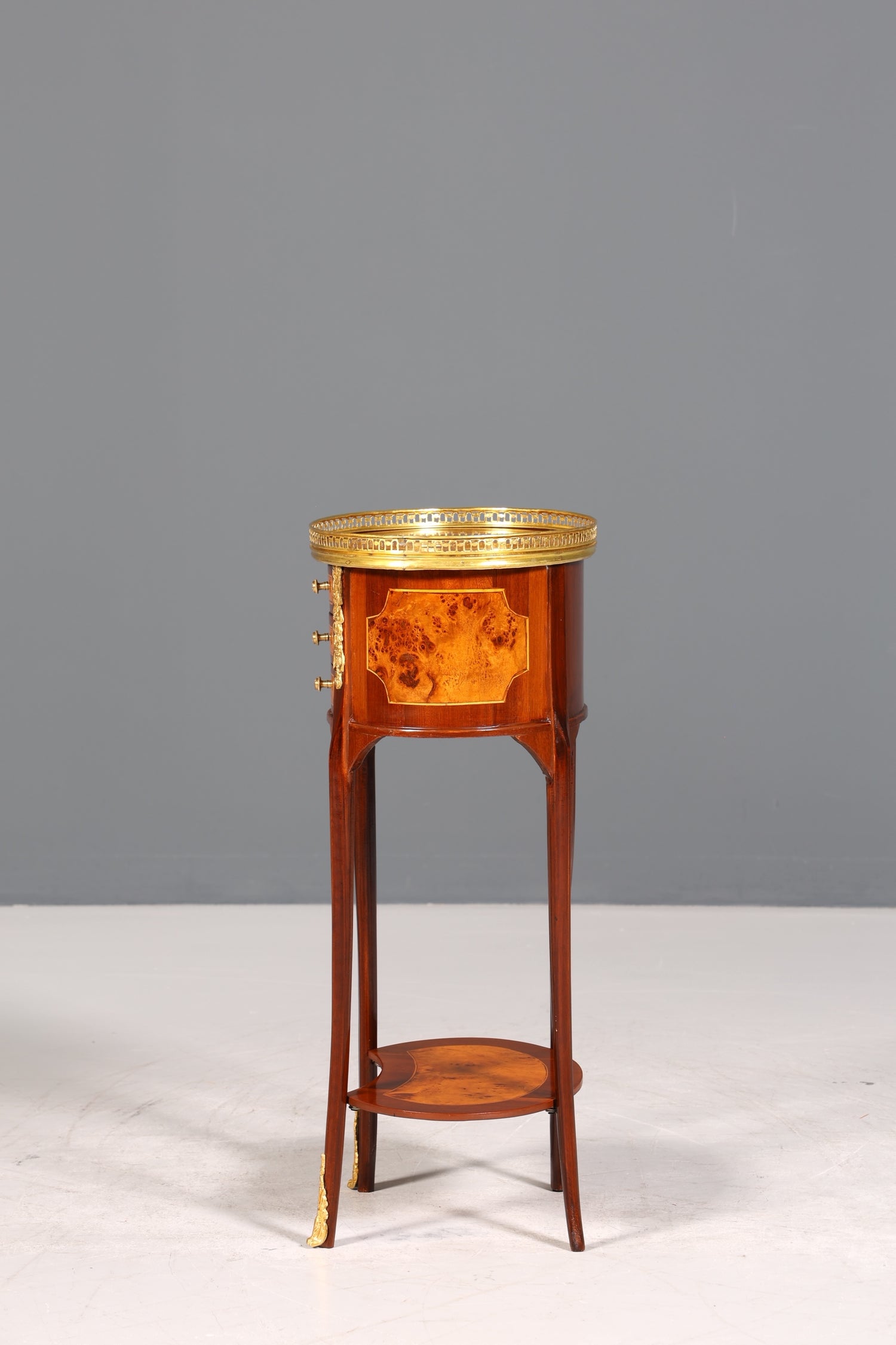 Stilvoller Barock Louis XV Stil Beistelltisch Ablagetisch massiv Kommode Antik Stil