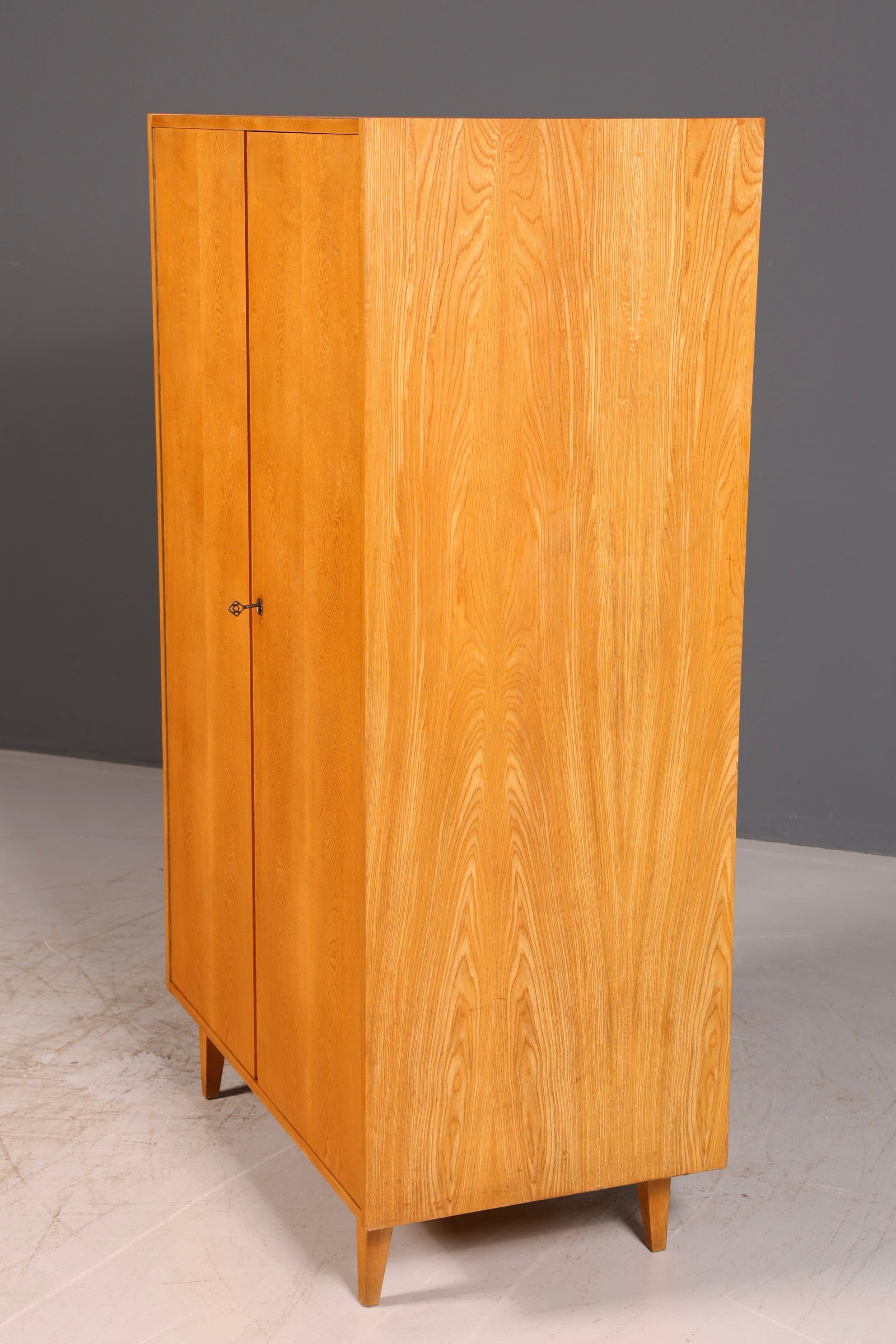 Traumhafter Original Hellerau Kleiderschrank Mid Century Vintage Schrank Retro Wäscheschrank Dielenschrank
