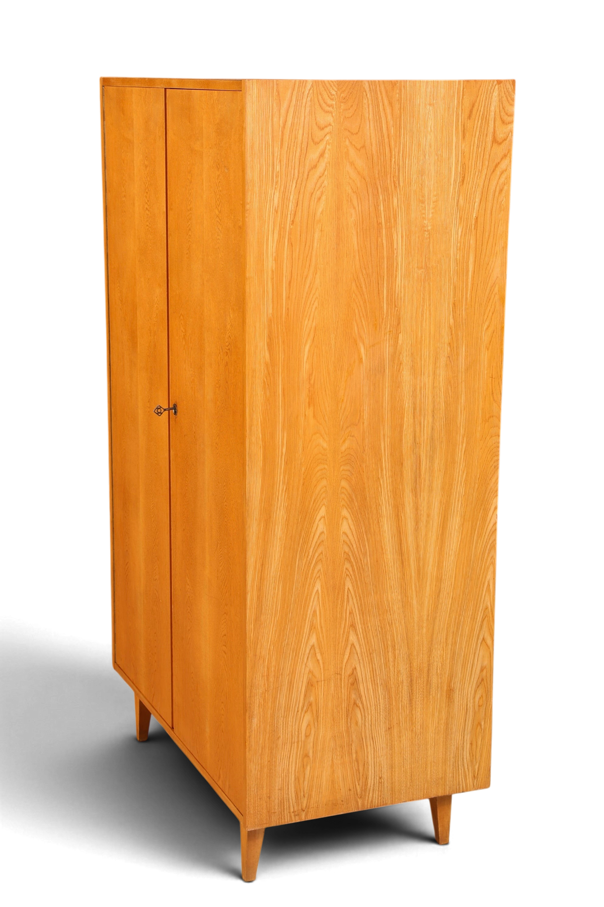 Hauptstadt Möblerei Hellerau Kleiderschrank aus hellem Echtholz im Mid-Century-Design mit konischen Füßen