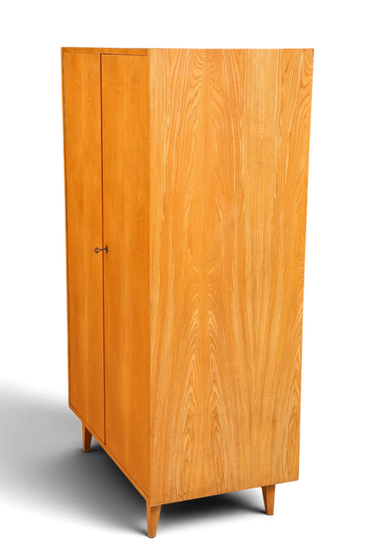 Hauptstadt Möblerei Hellerau Kleiderschrank aus hellem Echtholz im Mid-Century-Design mit konischen Füßen