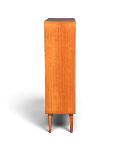 Hauptstadt Möblerei H947 Kommode aus Teakholz im Mid-Century Design mit konischen Beinen in Seitenansicht