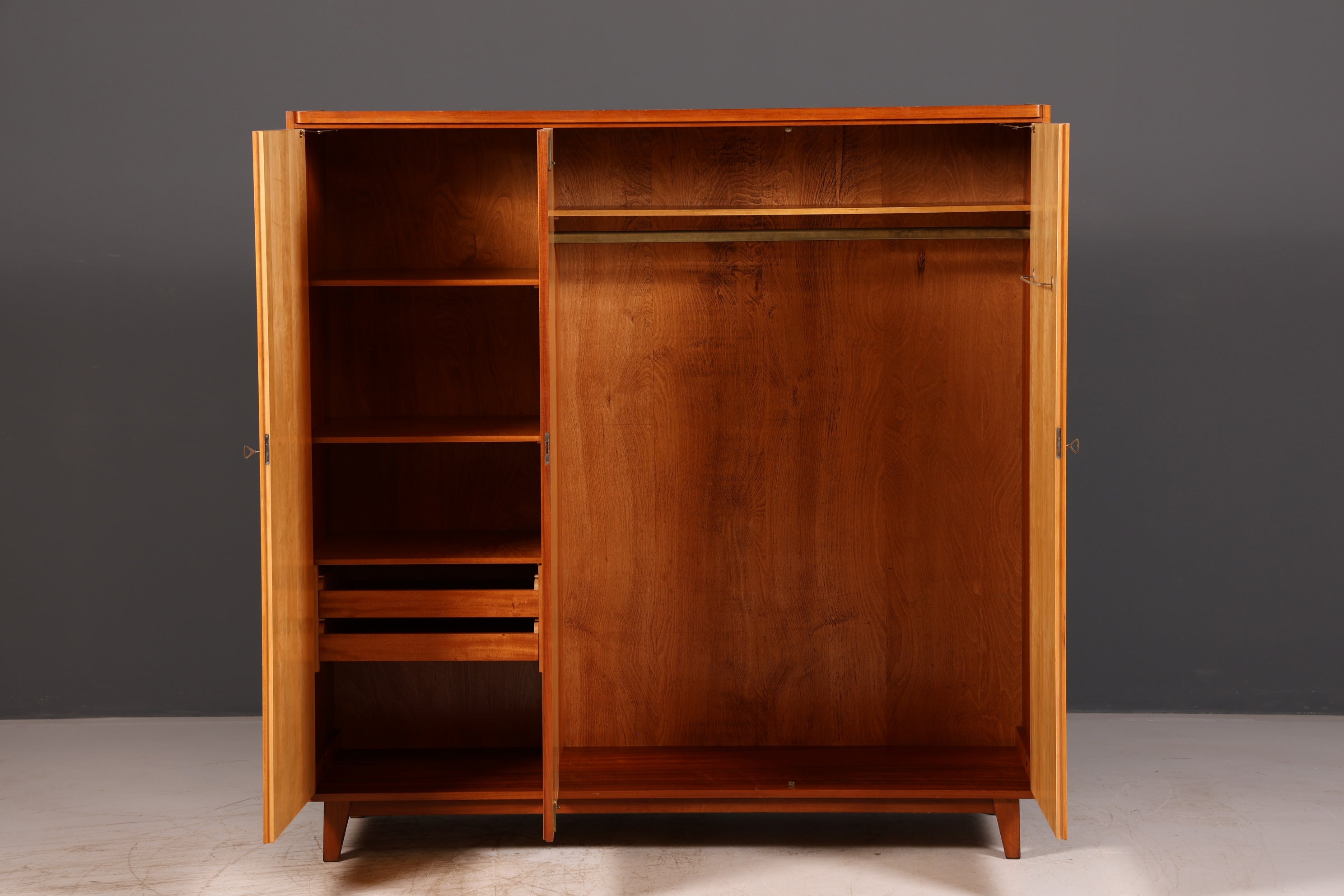 Traumhafter XL Mid Century Kleiderschrank Vintage Schrank Retro Wäscheschrank Dielenschrank Schlafzimmer