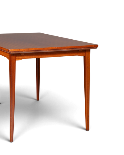 Hauptstadt Möblerei Mid Century Esstisch aus Holz im Danish Design mit konischen Beinen und ausziehbarer Funktion