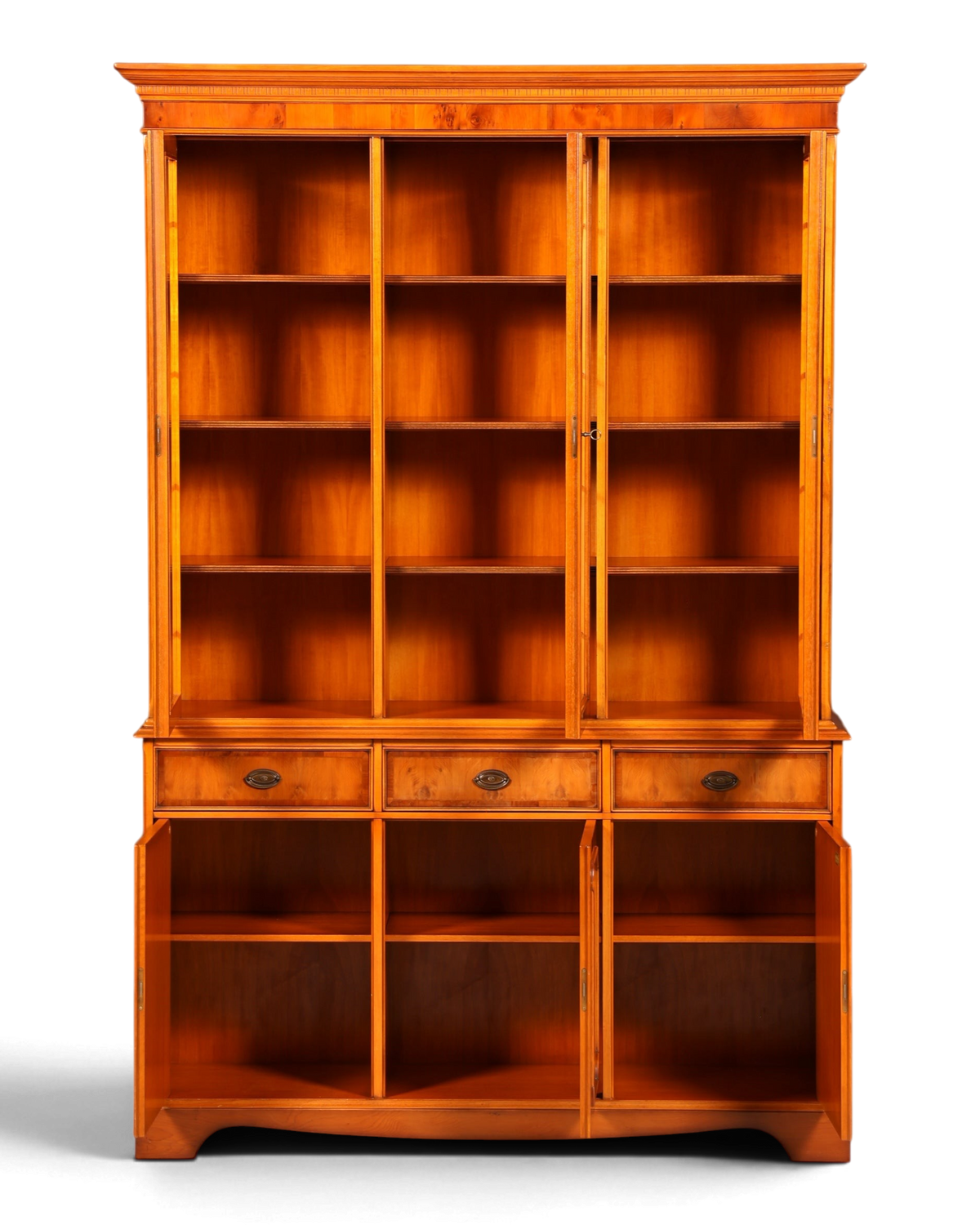 Hauptstadt Möblerei Heldense Vitrine aus Eibenholz mit Glasfronten, verstellbaren Regalböden und drei Schubladen