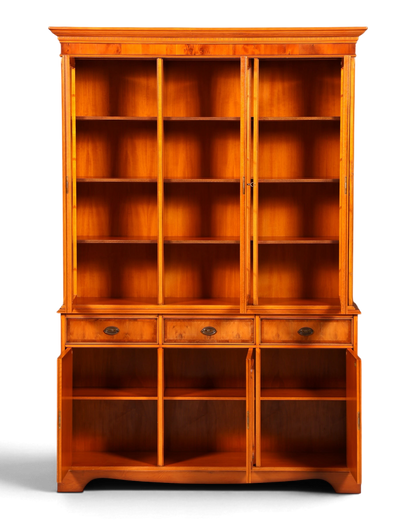 Hauptstadt Möblerei Heldense Vitrine aus Eibenholz mit Glasfronten, verstellbaren Regalböden und drei Schubladen
