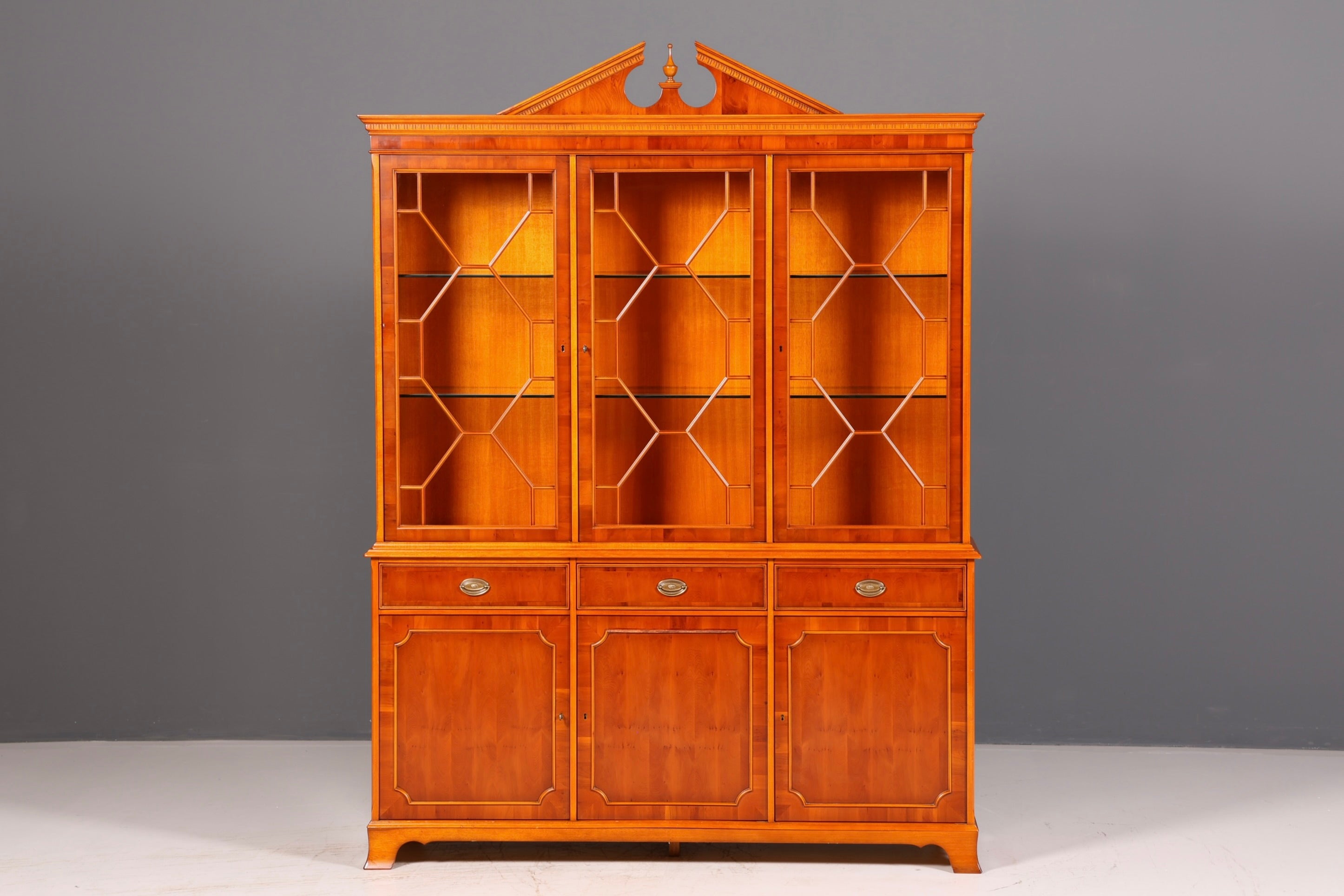 Wunderschöne Original Heldense Vitrine Englische Eibe Bücherschrank Buffet Antik Glasvitrine Vintage