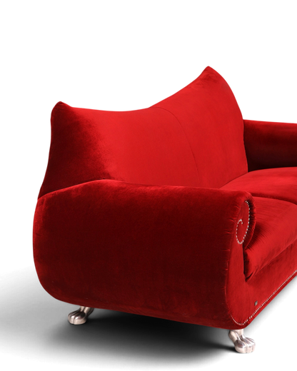 Hauptstadt Möblerei Bretz Gaudi 3-Sitzer Sofa in bordeauxrotem Samt mit geschwungenen Armlehnen und Ziernägeln