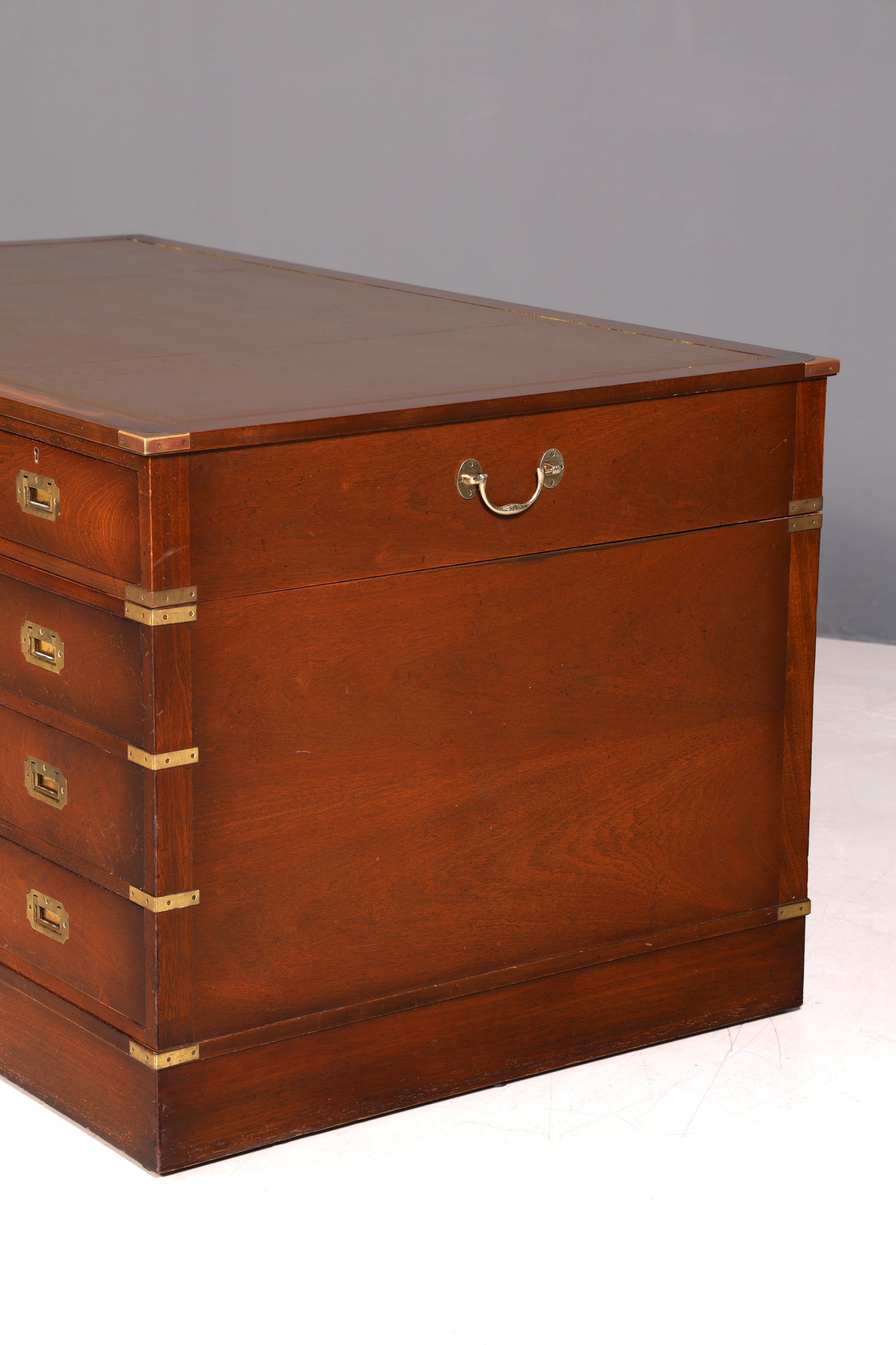 Stilvoller Maritimer Schreibtisch Englischer Military Chest Bürotisch Office Table mit echt Lederauflage