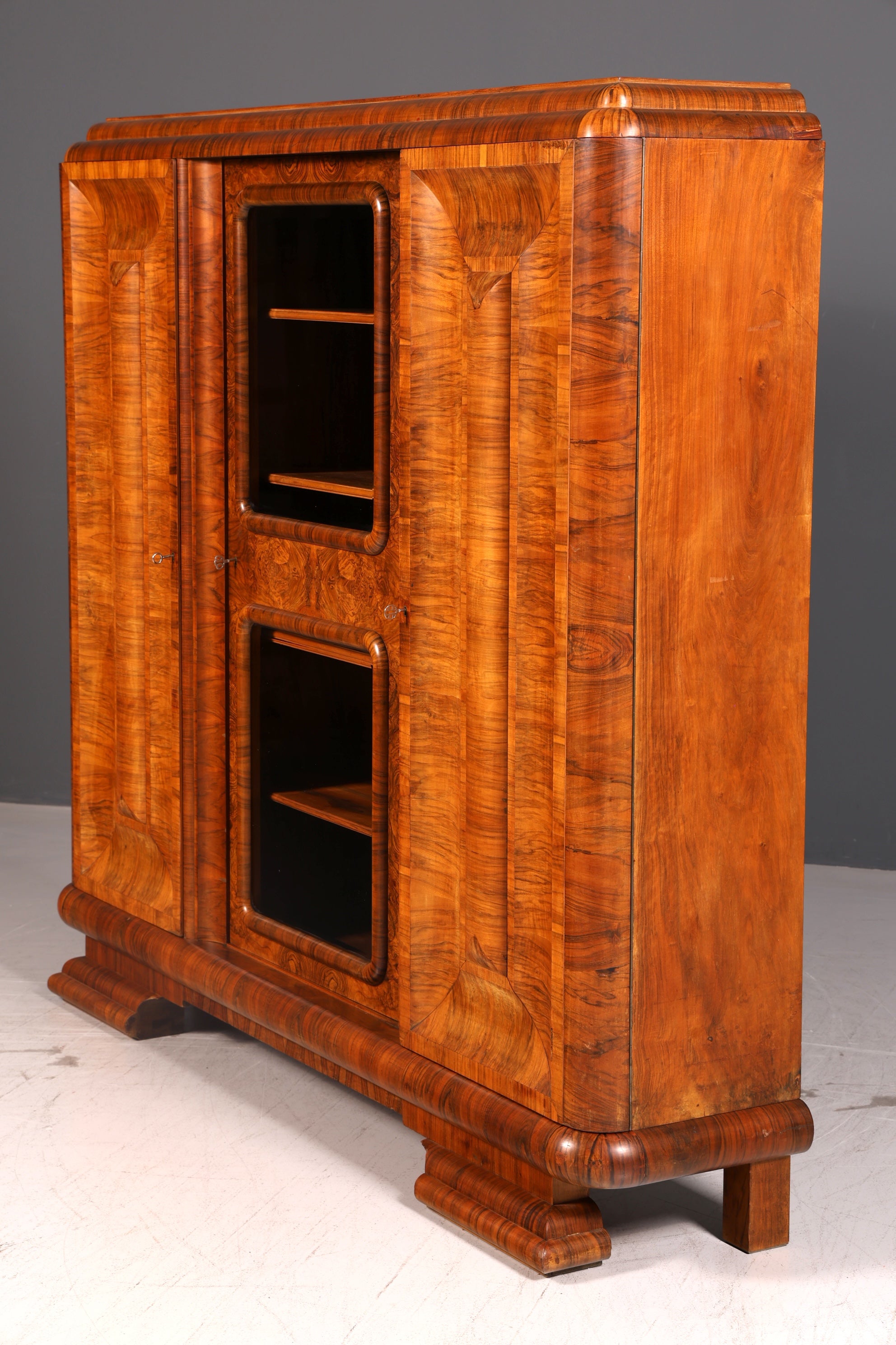 Beeindruckende Original Art Deco Vitrine Nussbaum Bücherschrank Glasvitrine Schrank Antik Massivholz Vintage