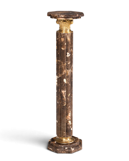 Hauptstadt Möblerei Barock-Säule aus braunem Marmor mit goldenem Kapitell im Louis XV Stil als dekorativer Sockel