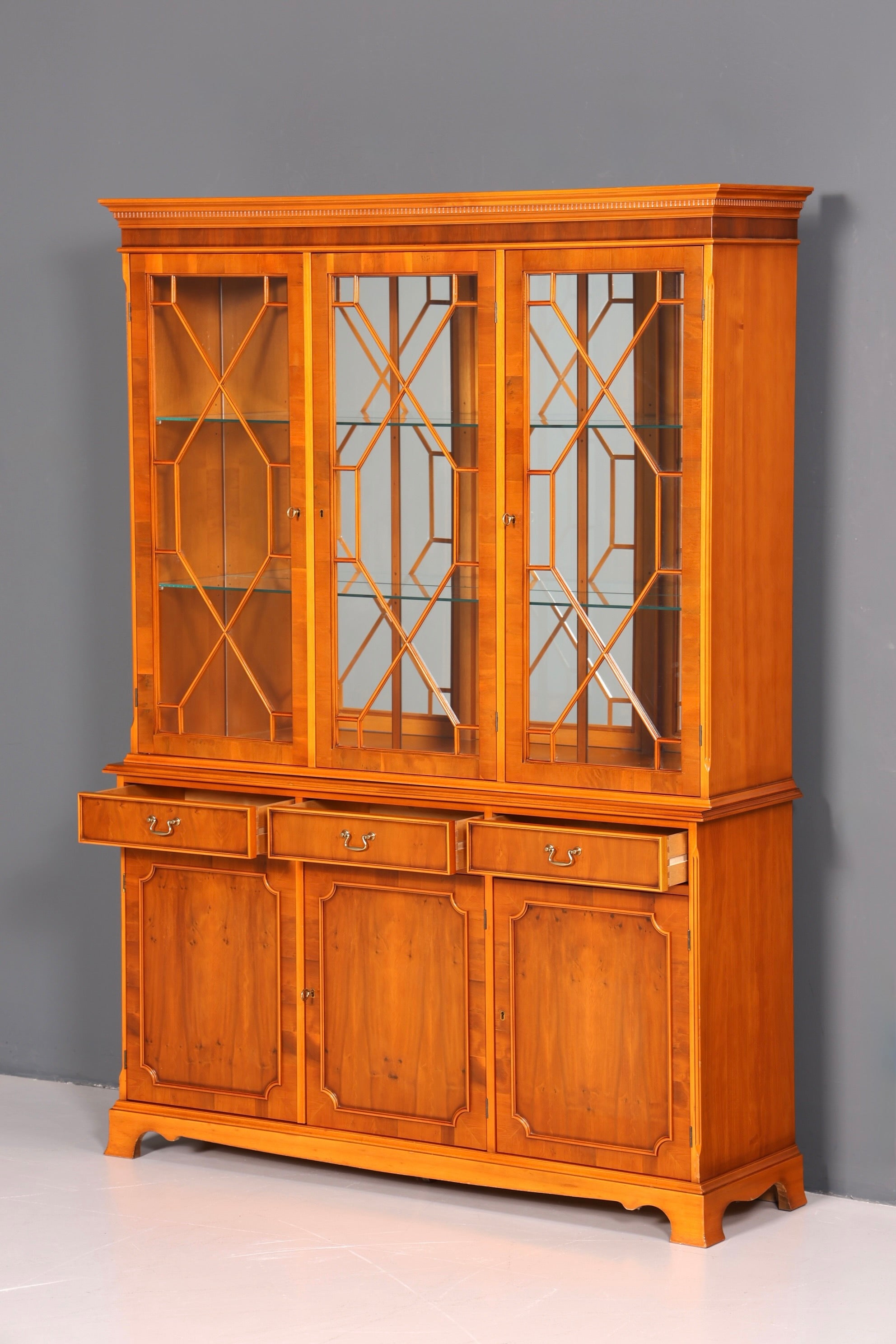 Wunderschöne Englische Vitrine Bücherschrank Buffet Antik Stil Englisch Eibe Glasvitrine Bibliothek