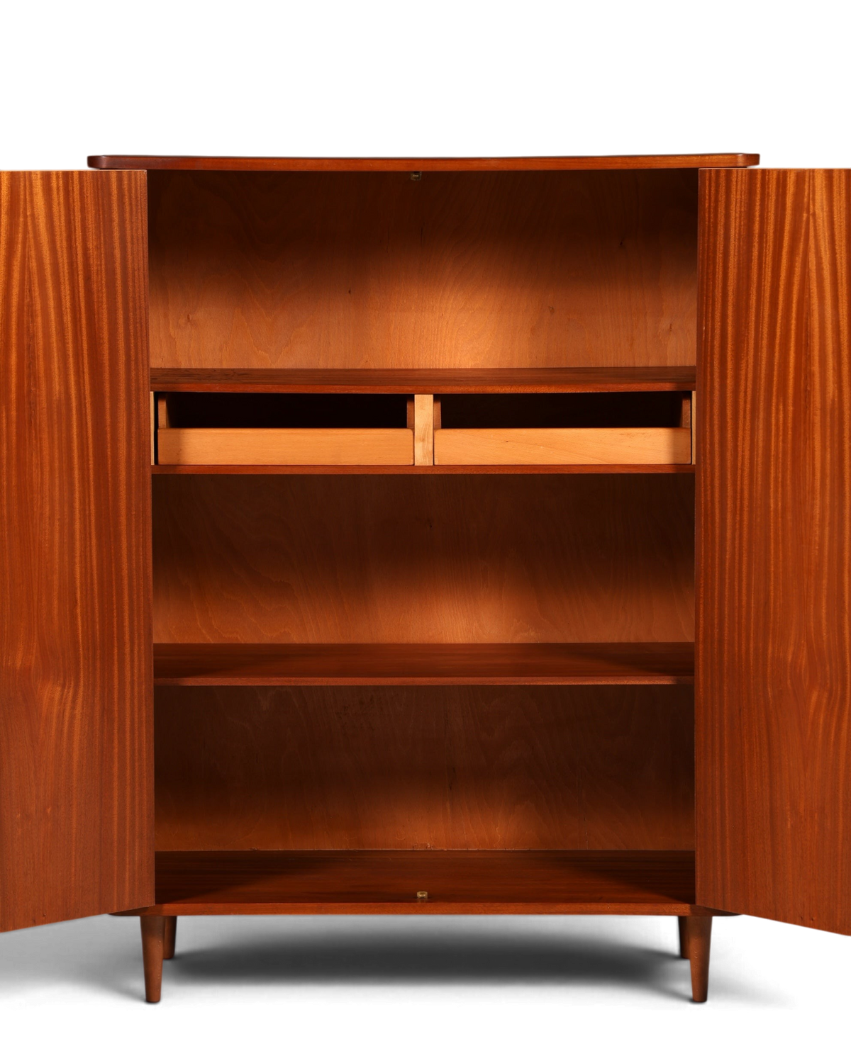 Hauptstadt Möblerei Mid Century Schrank aus den 60er Jahren mit offenen Türen, Echtholz und geräumigen Einlegeböden