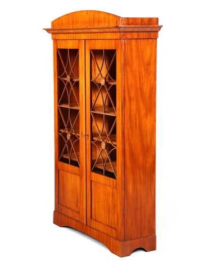 Hauptstadt Möblerei Biedermeier Vitrine aus Massivholz mit Sprossentüren, Rosetten und höhenverstellbaren Regalböden.