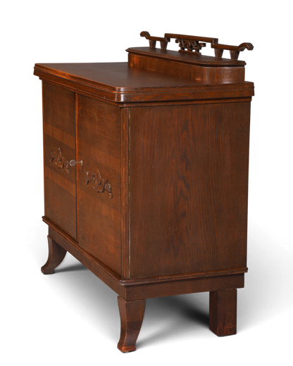 Hauptstadt Möblerei Jugendstil Sideboard aus massiver Eiche mit dekorativen Schnitzereien und antikem Design