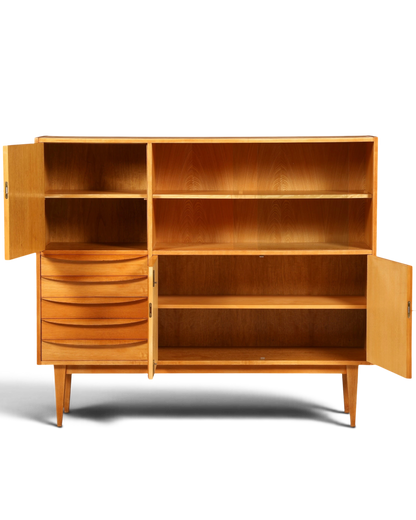 Hauptstadt Möblerei Hellerau Vitrine Modell 602 von Franz Ehrlich aus hellem Echtholz im Mid-Century-Design