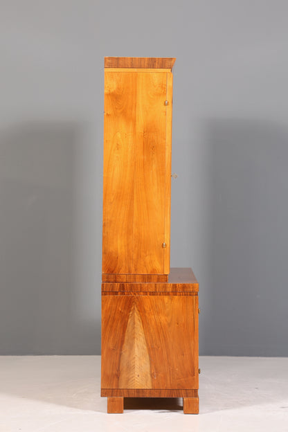Wunderschöne Art Deco Vitrine Nussbaum Vitrine massiv Holz Antik Schrank Geschirrschrank 1 von 2