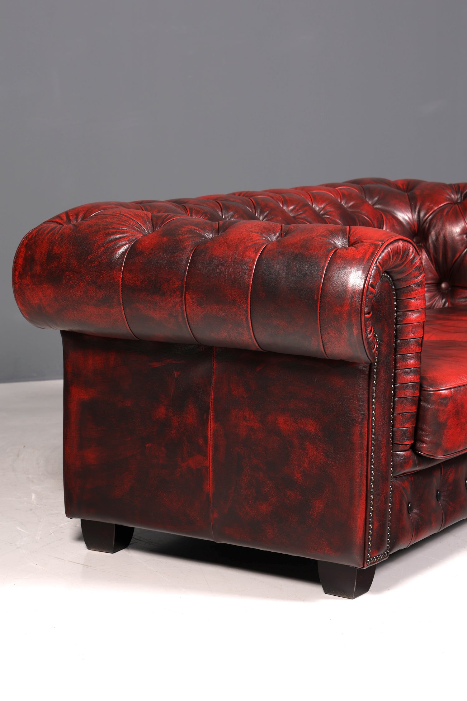 Wunderschönes Original Chesterfield 2er Sofa Englisch Oxblood Leder 2- Sitzer Couch 1 von 2