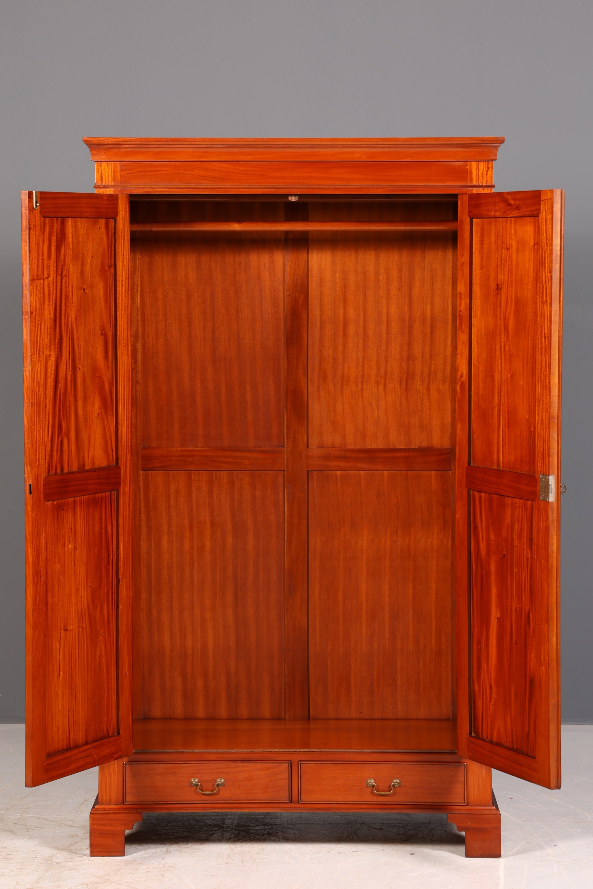 Wunderschöner Biedermeier Kleiderschrank Mahagoni Antik Säulenschrank Dielenschrank Wäscheschrank Massivholz