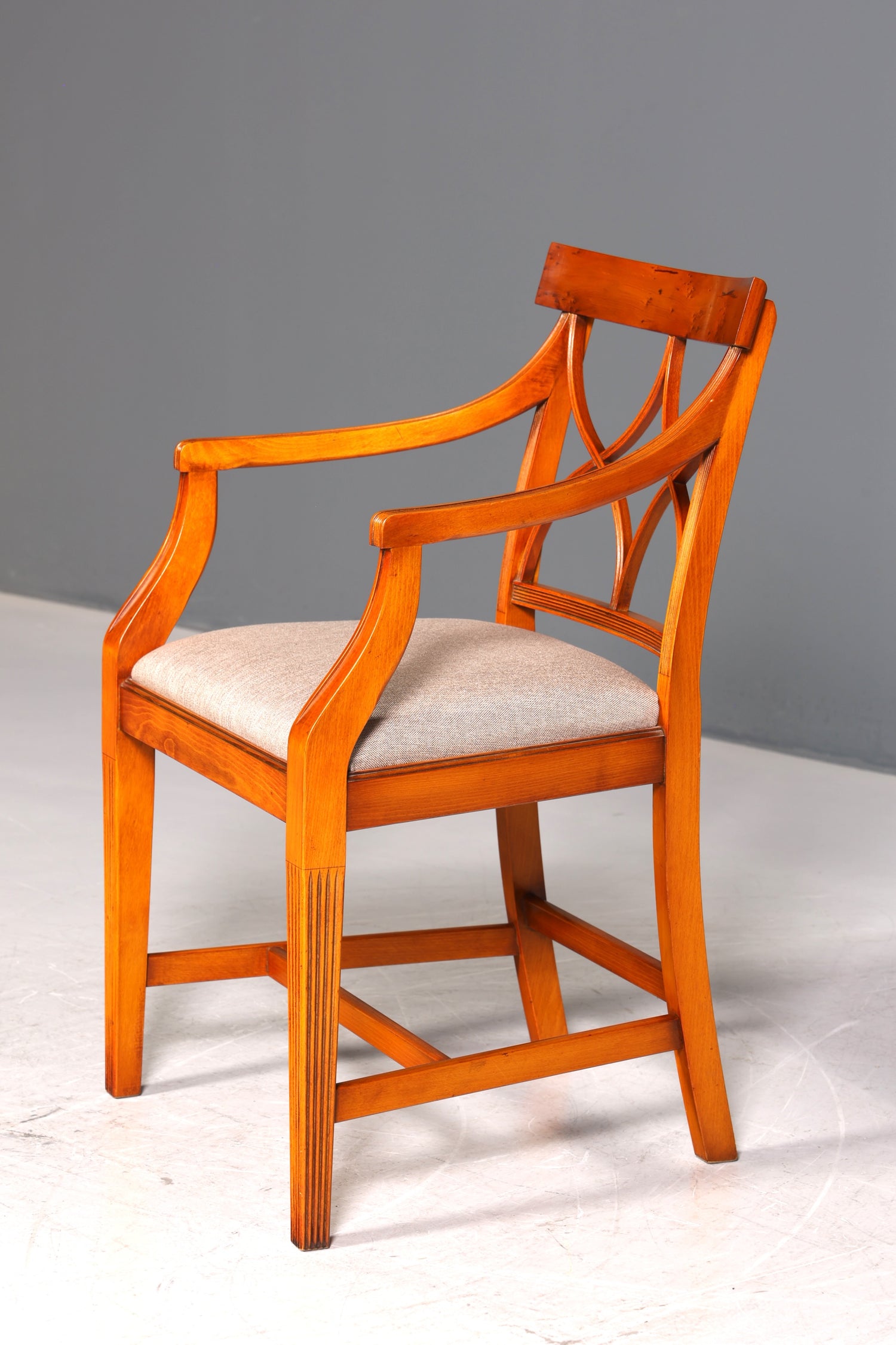 Wunderschöner Bevan Funell Stuhl Armlehnstuhl Englischer Eibe Reprodux Antik Sekretär Stuhl UK Polsterstuhl 2 von 2