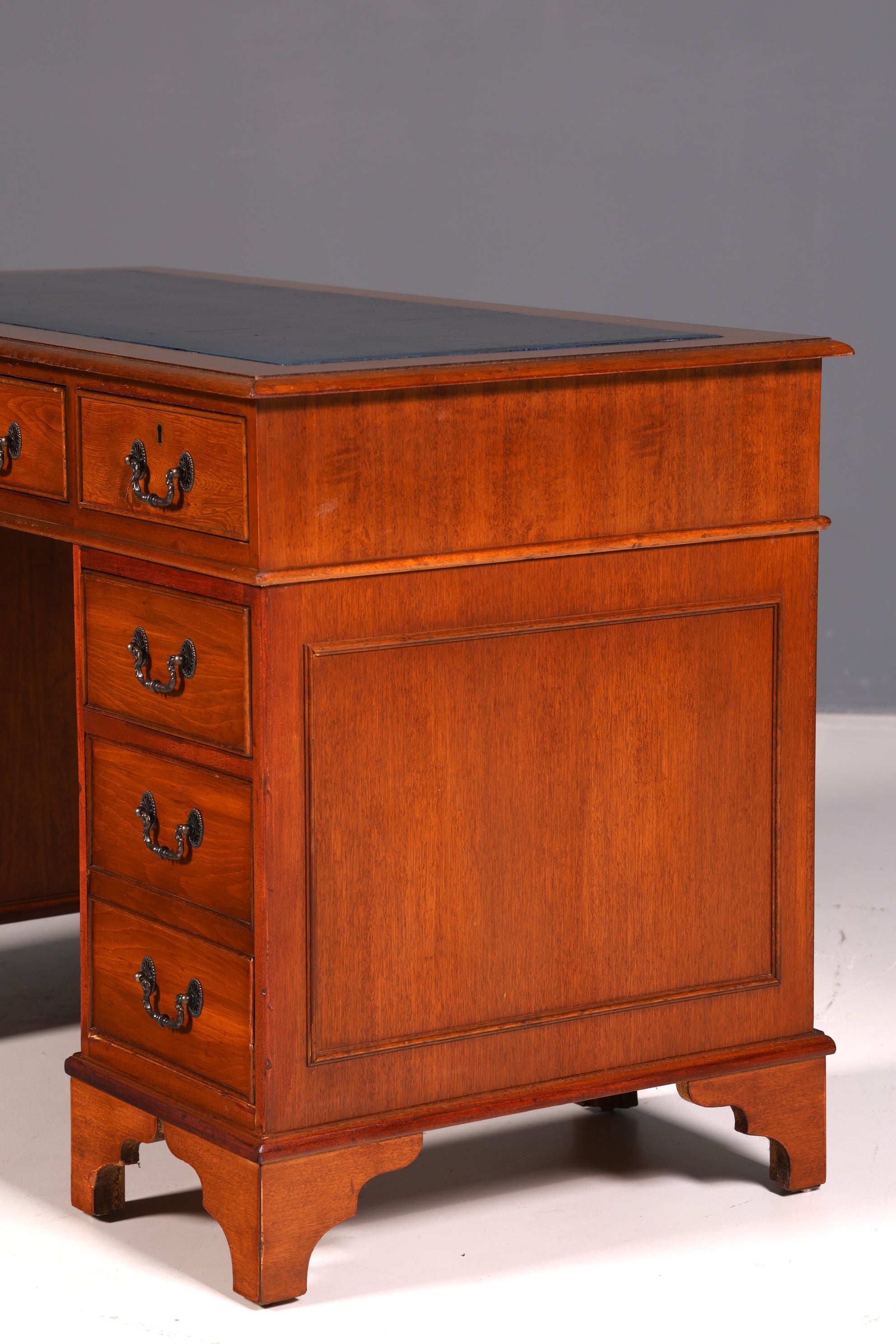 Wunderschöner Englischer Schreibtisch Kirschholz echt Lederauflage Bürotisch Office Desk Antik Vintage