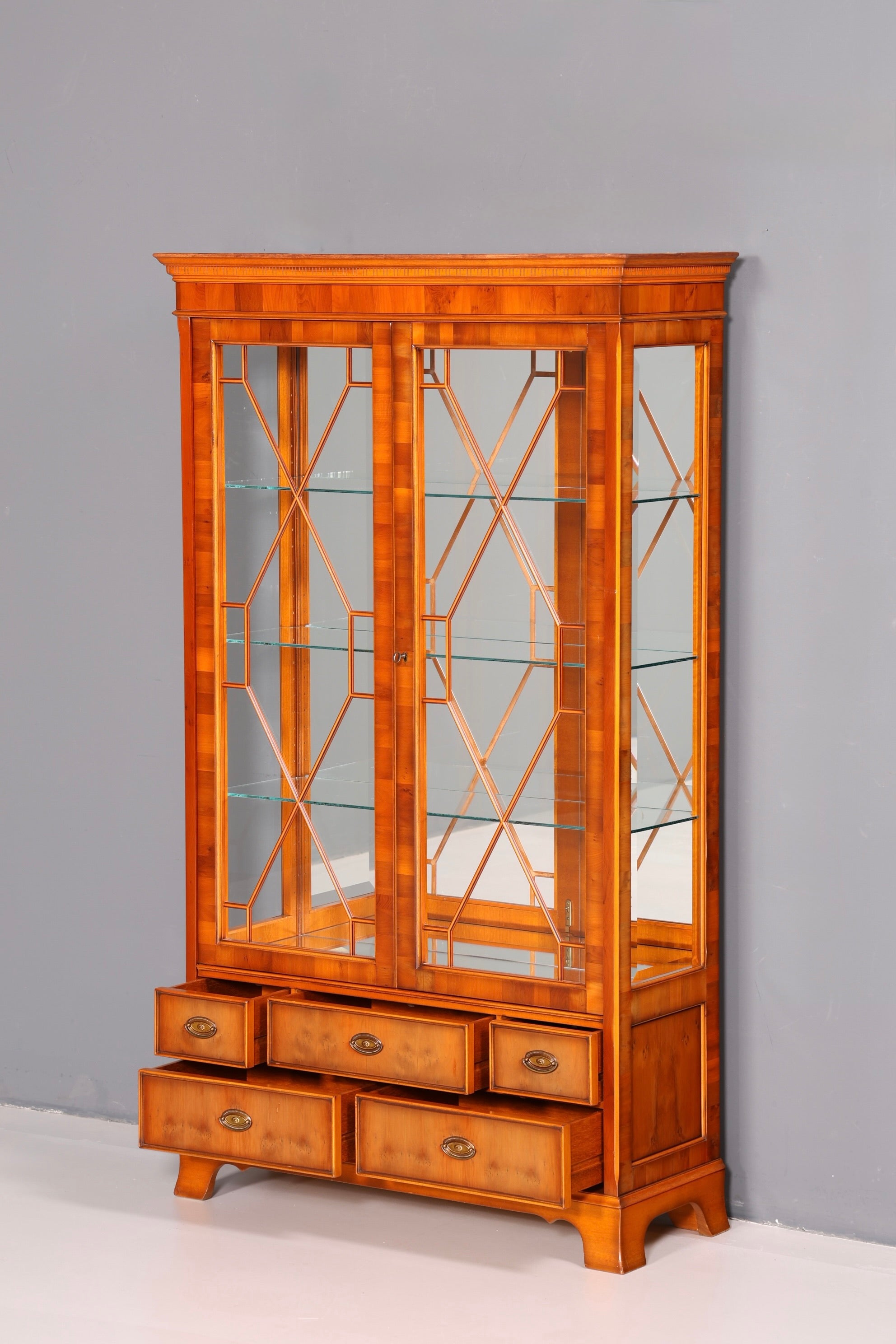 Wunderschöne Original Heldense Vitrine Englische Eibe Bücherschrank Glasvitrine mit Beleuchtung Antik