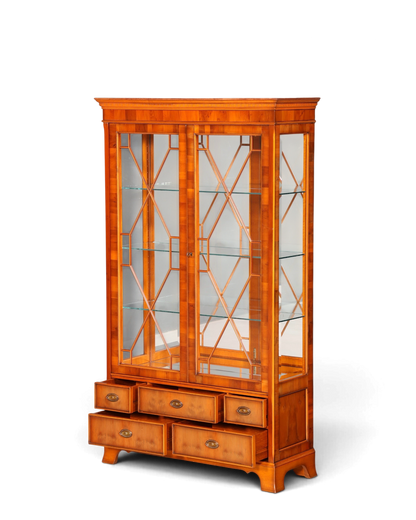 Hauptstadt Möblerei Heldense Vitrine aus englischer Eibe mit Glasfront, Innenbeleuchtung und Schubladen