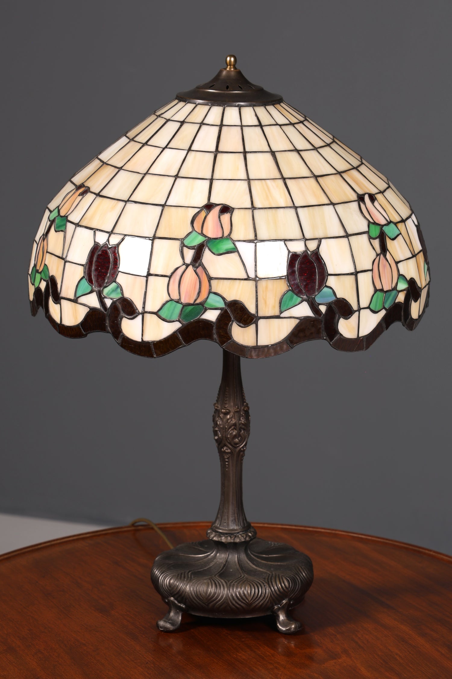 Traumhafte Antike Tiffany Tischlampe Glaslampenschirm Messingfuß Lampe Prunklampe