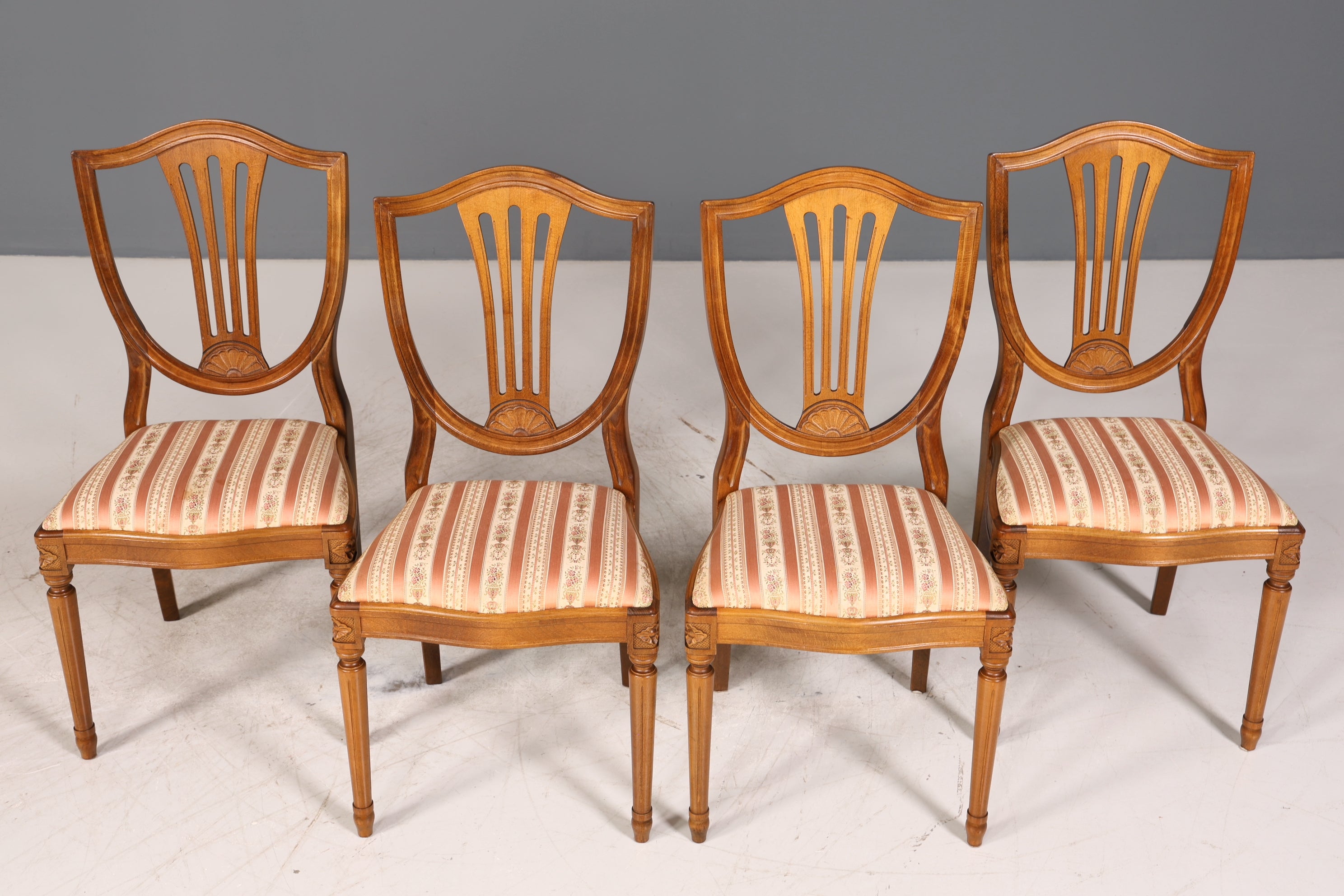 4x Traumhafte Stühle im Gustavianischer Stil Englisch Stil Küchenstühle Antik Stil Esszimmer Stuhl Set