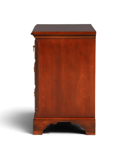 Seitenansicht einer dunklen Holzkommode H840 Finish von Hauptstadt Möblerei mit klassischem Design