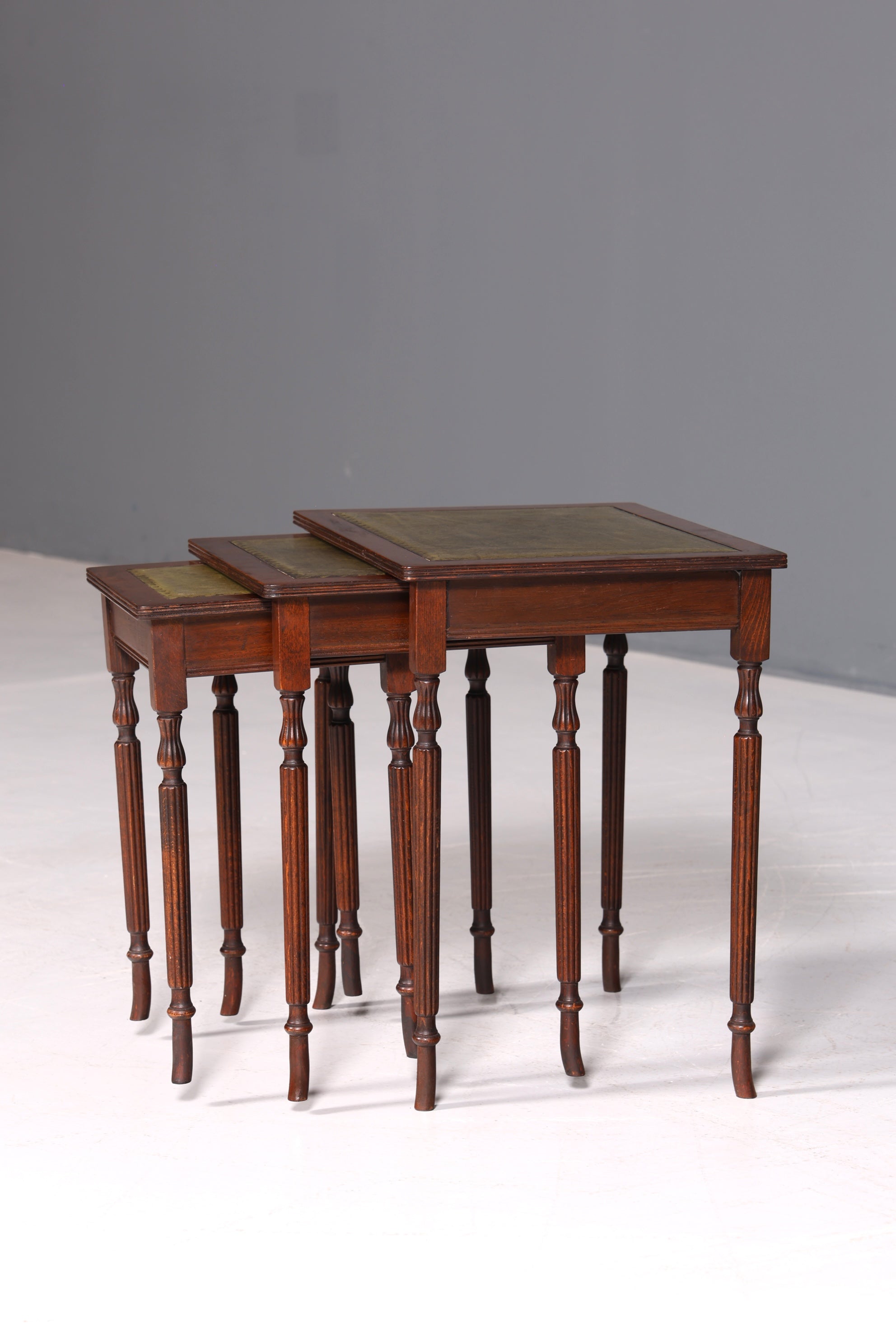 Filigranes Englisches Tisch Set Couchtisch Englisch Antik Stil 3er Satz echt Lederauflage Ablagetisch Holz Beistelltisch